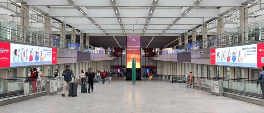 北京首都机场GTC连廊超级双屏媒体 北京首都机场GTC连廊超级双屏媒体